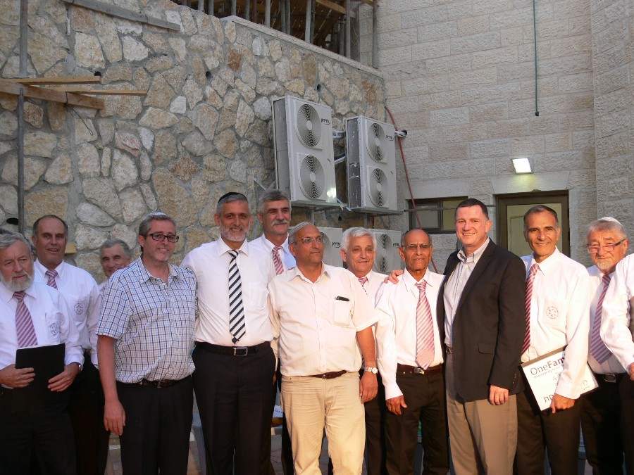 הנחת אבן הפינה נוף הרים