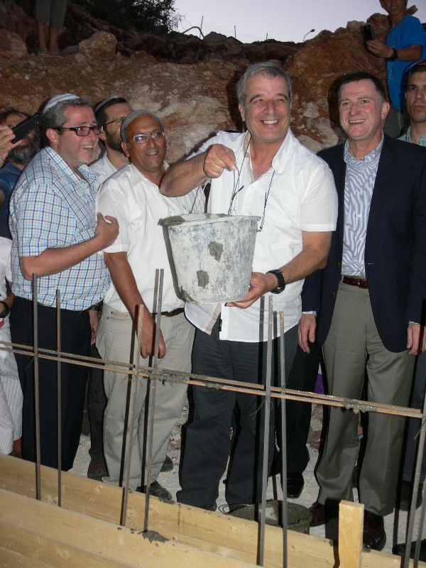 הנחת אבן הפינה נוף הרים