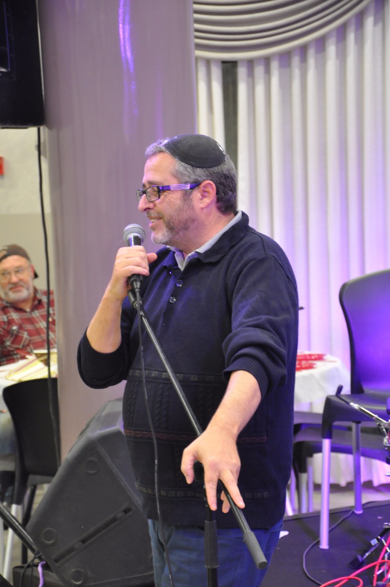 טירי קיבש יו"ר וועד ההנהלה נושא דברי ברכה למתנדבים